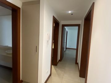 SE VENDE EXCELENTE DEPTO EN CUMBAYA (Sector Colegio Menor, Parque de Cumbayá)