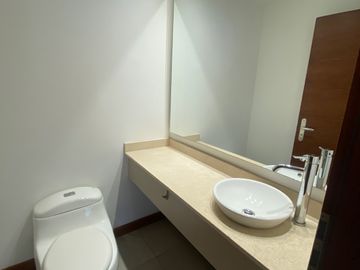 SE VENDE EXCELENTE DEPTO EN CUMBAYA (Sector Colegio Menor, Parque de Cumbayá)