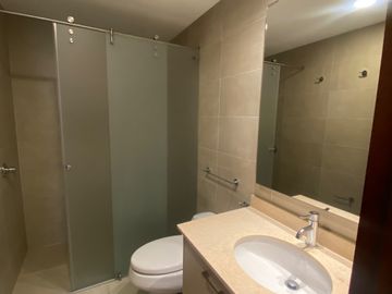 SE VENDE EXCELENTE DEPTO EN CUMBAYA (Sector Colegio Menor, Parque de Cumbayá)