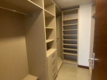 SE VENDE EXCELENTE DEPTO EN CUMBAYA (Sector Colegio Menor, Parque de Cumbayá)