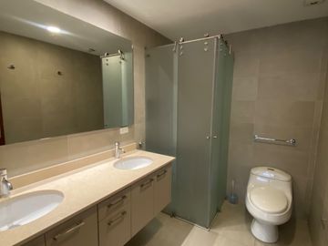 SE VENDE EXCELENTE DEPTO EN CUMBAYA (Sector Colegio Menor, Parque de Cumbayá)