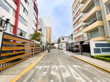 VENTA DE UN MAGNIFICO DUPLEX DE 351m2 A UNA CUADRA DEL MALECON DE LA RESERVA EN MIRAFLORES