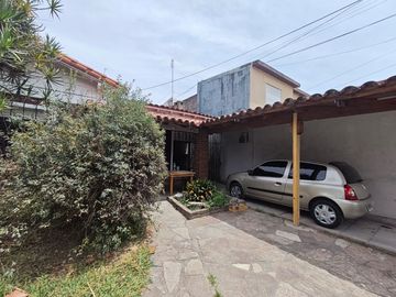 Ituzaingo - Venta - Casa en Block 3 Amb Al Frente - 3 y 2 Ambientes Al Fondo