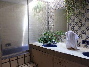 Bellísima Casa en Calle Privada con Vista Al Bosque en Lomas Anáhuac.