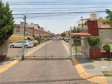 PRECIOSA Y AMPLIA CASA, EXCELENTE UBICACIÓN EN FRACC. RESIDENCIAL LAS AMÉRICAS. A UNOS MINUTOS DE LA CDMX!!! -NO CRÉDITOS-