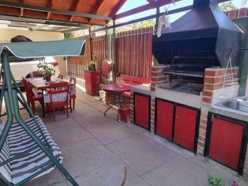 HERMOSA CASA INDIVIDUAL, SOLEADA Y BIEN UBICADA EN VILLA ALEMANA