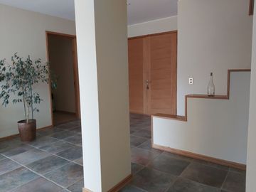 HERMOSA CASA ESTILO MEDITERRÁNEO EN CONDOMINIO LA AURORA CURACAVI