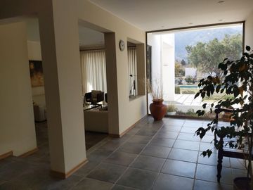 HERMOSA CASA ESTILO MEDITERRÁNEO EN CONDOMINIO LA AURORA CURACAVI