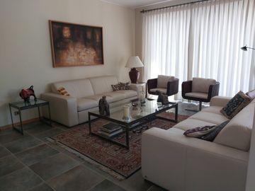 HERMOSA CASA ESTILO MEDITERRÁNEO EN CONDOMINIO LA AURORA CURACAVI