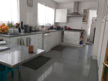 HERMOSA CASA ESTILO MEDITERRÁNEO EN CONDOMINIO LA AURORA CURACAVI