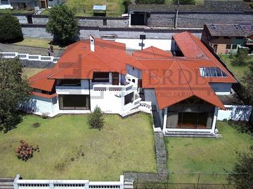 Venta de casa con amplios jardines, Conocoto con cercanía al colegio Salle