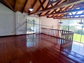 Venta de casa con amplios jardines, Conocoto con cercanía al colegio Salle