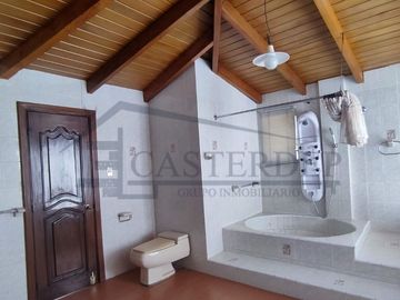 Venta de casa con amplios jardines, Conocoto con cercanía al colegio Salle