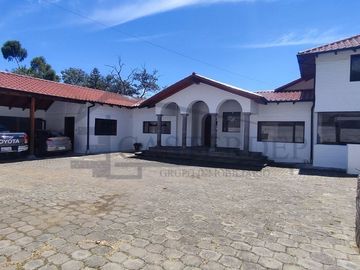Venta de casa con amplios jardines, Conocoto con cercanía al colegio Salle