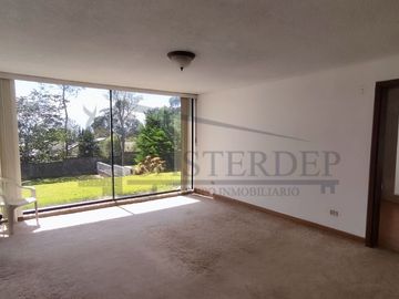 Venta de casa con amplios jardines, Conocoto con cercanía al colegio Salle