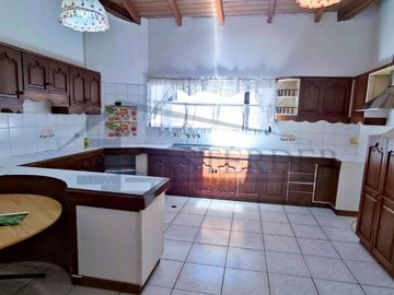 Venta de casa con amplios jardines, Conocoto con cercanía al colegio Salle