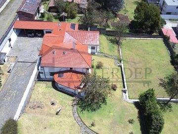 Venta de casa con amplios jardines, Conocoto con cercanía al colegio Salle