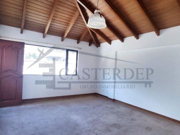 Venta de casa con amplios jardines, Conocoto con cercanía al colegio Salle
