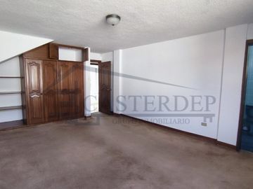 Venta de casa con amplios jardines, Conocoto con cercanía al colegio Salle