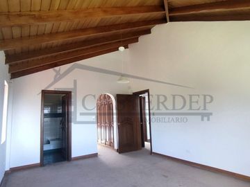 Venta de casa con amplios jardines, Conocoto con cercanía al colegio Salle