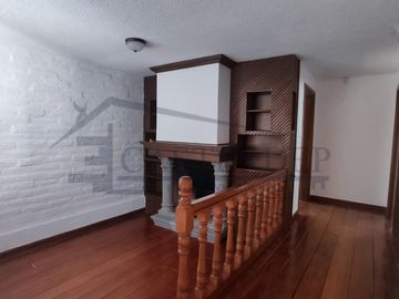 Venta de casa con amplios jardines, Conocoto con cercanía al colegio Salle
