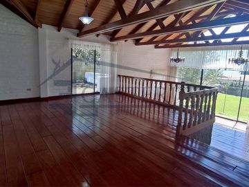 Venta de casa con amplios jardines, Conocoto con cercanía al colegio Salle