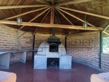 Venta de casa con amplios jardines, Conocoto con cercanía al colegio Salle