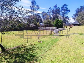 Venta de casa con amplios jardines, Conocoto con cercanía al colegio Salle