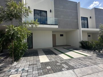 Casa en venta en Puebla, Lomas De Angelopolis. Cuatro habitaciones