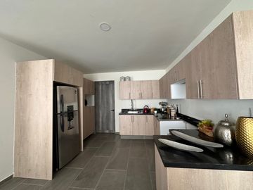 Casa en venta en Puebla, Lomas De Angelopolis. Cuatro habitaciones