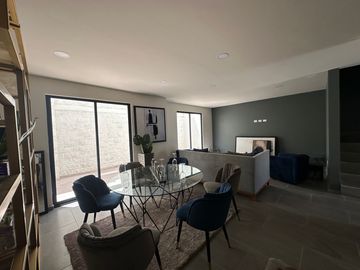 Casa en venta en Puebla, Lomas De Angelopolis. Cuatro habitaciones