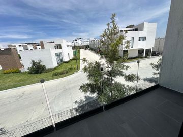 Casa en venta en Puebla, Lomas De Angelopolis. Cuatro habitaciones