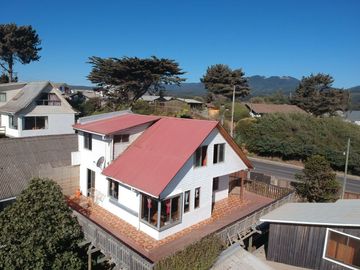 Casa con vista al mar de tres niveles,  en sector de caleta blanca, Pelluhue