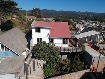 Casa con vista al mar de tres niveles,  en sector de caleta blanca, Pelluhue