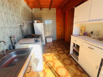 Casa con vista al mar de tres niveles,  en sector de caleta blanca, Pelluhue