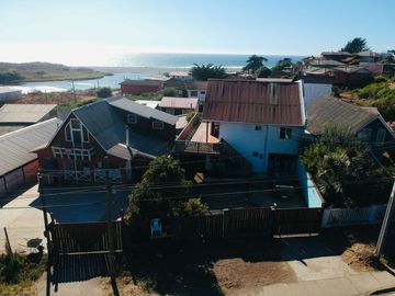 Casa con vista al mar de tres niveles,  en sector de caleta blanca, Pelluhue