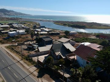 Casa con vista al mar de tres niveles,  en sector de caleta blanca, Pelluhue
