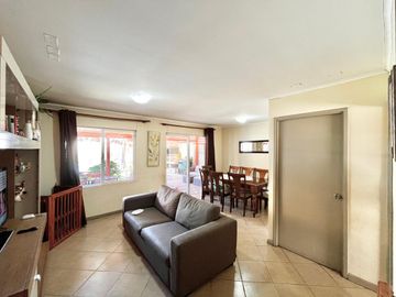 Se vende casa en Valle el Boldo, 4 piezas, 3 baños, jardín, terraza y quincho, Curicó