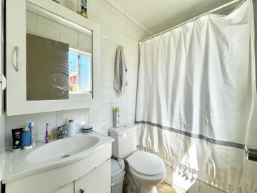 Se vende casa en Valle el Boldo, 4 piezas, 3 baños, jardín, terraza y quincho, Curicó