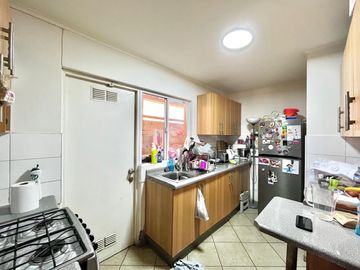 Se vende casa en Valle el Boldo, 4 piezas, 3 baños, jardín, terraza y quincho, Curicó