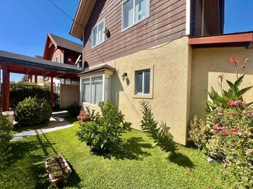 Se vende casa en Valle el Boldo, 4 piezas, 3 baños, jardín, terraza y quincho, Curicó