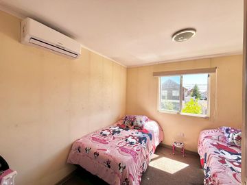 Se vende casa en Valle el Boldo, 4 piezas, 3 baños, jardín, terraza y quincho, Curicó