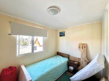 Se vende casa en Valle el Boldo, 4 piezas, 3 baños, jardín, terraza y quincho, Curicó
