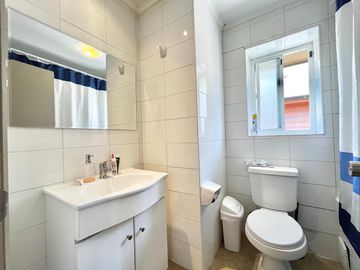 Se vende casa en Valle el Boldo, 4 piezas, 3 baños, jardín, terraza y quincho, Curicó