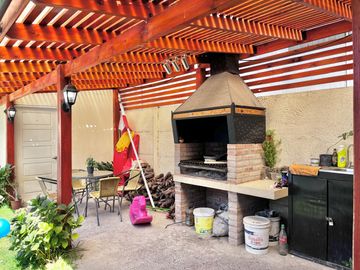 Se vende casa en Valle el Boldo, 4 piezas, 3 baños, jardín, terraza y quincho, Curicó