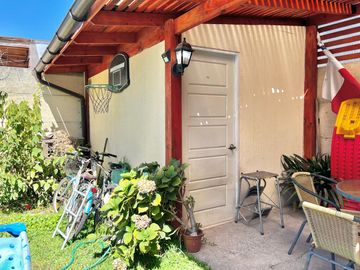 Se vende casa en Valle el Boldo, 4 piezas, 3 baños, jardín, terraza y quincho, Curicó