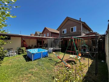 Se vende casa en Valle el Boldo, 4 piezas, 3 baños, jardín, terraza y quincho, Curicó