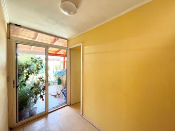 Se vende casa en Valle el Boldo, 4 piezas, 3 baños, jardín, terraza y quincho, Curicó