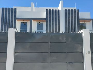 Casa A Pie de Calle En Venta En Arboledas de Loma Bella Cerca del Colegio Benavente