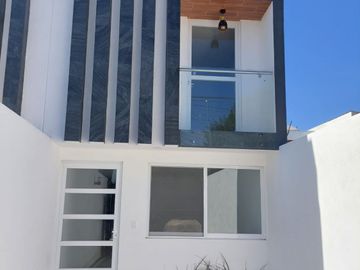 Casa A Pie de Calle En Venta En Arboledas de Loma Bella Cerca del Colegio Benavente